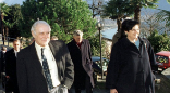 Der Tessiner Flavio Cotti (Bundespräsident) und die Genferin Ruth Dreifuss (Vizepräsidentin) auf dem Weg zu einer Klausursitzung des Bundesrates 1989 im Tessin.